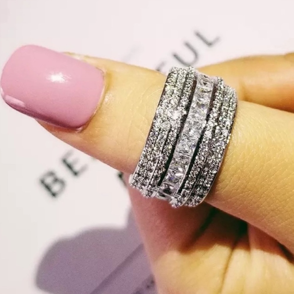 NEW 925 STERLING SILVER LUXURY DIAMOND RING, CUTE RING, SHINY RING.